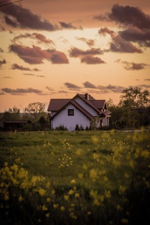 Navigating Senior Hygiene: In-Home Aides, Tips, and Non-Medical Care Solutions